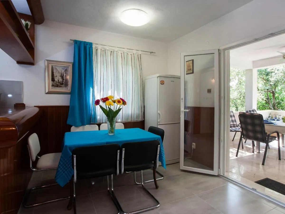 Picturesque Holiday Home In Okrug Gornji By The Beach Trogir Croácia